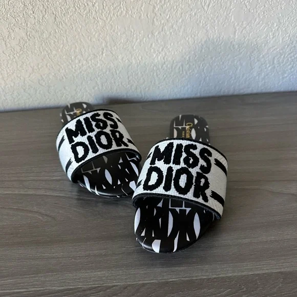 CD Dway Flats - Picture 1 of 4